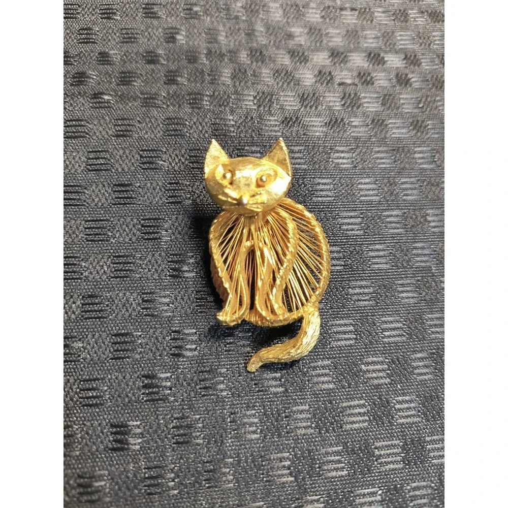 Retro Vintage Gold Tone Spaghetti Wrapped Wire Kitty Cat Brooch Lapel Pin Monet?